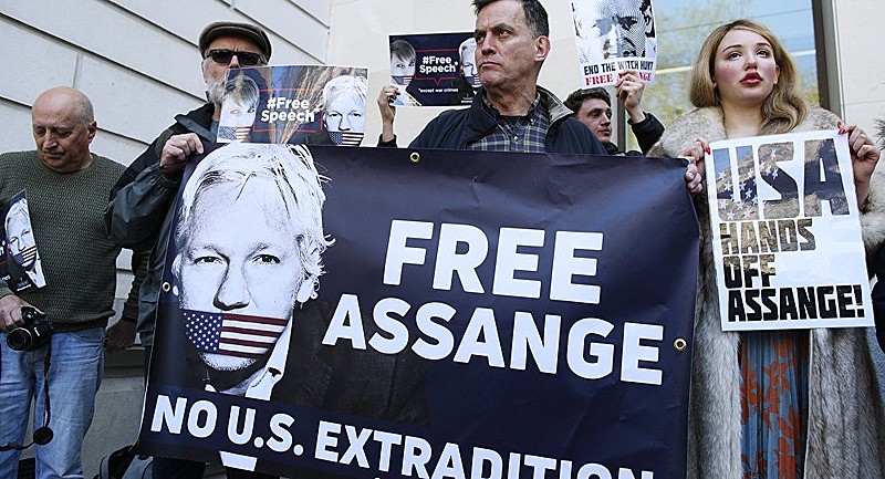 Julian Assange foi preso na Embaixada do Equador no último dia dia 11; na foto, seus apoiadores protestam em frente ao local