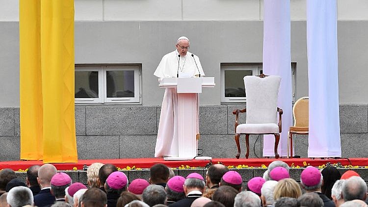 Papa Francisco discursa no pátio do Palácio Presidencial da Lituânia