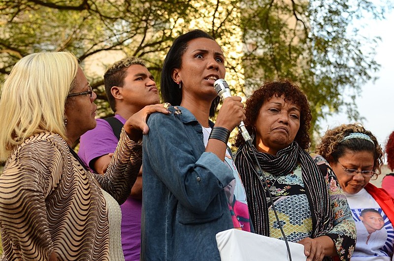 Ana Paula Oliveira (centro) e Débora Maria Silva (à direita) na inauguração do Memorial dos Crimes de Maio e do Genocídio Democrático em SP