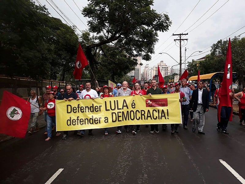 Trabalhadores marcharam até o acampamento dos movimentos populares, localizado a 500 metros do TRF4