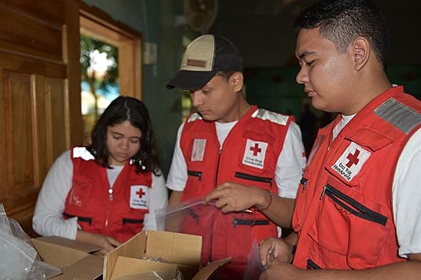Voluntários da Cruz Vermelha em ação.