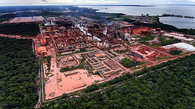 Em fevereiro deste ano a justiça determinou a redução de 50% das atividades da empresa depois que lama vermelha contaminou rios e igarapés