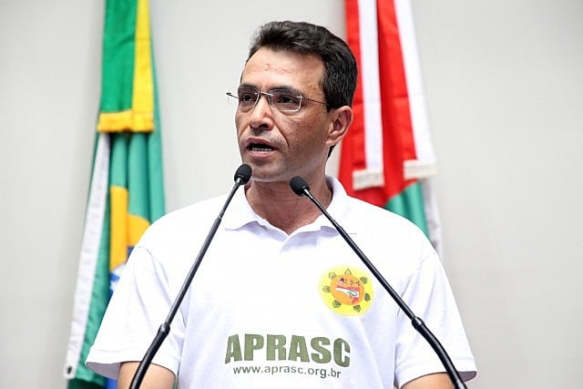 "Se arma fosse solução, não teríamos 500 policiais mortos por ano", diz Elisandro sobre flexibilização da posse de armas