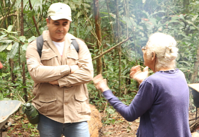 Dona Nanci, moradora mais velha da comunidade do Rio Verde, negocia com agentes ambientais e tenta impedir demolição de casa