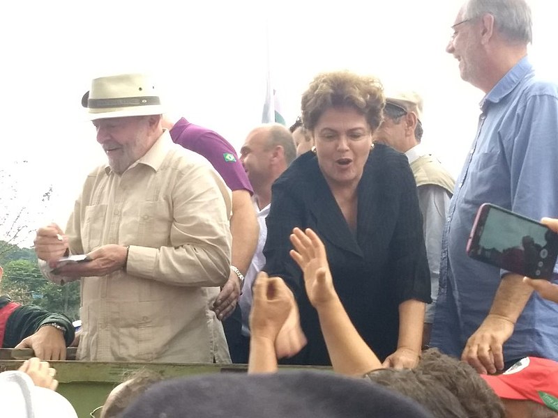 O ex-presidente Lula cumprimentou os moradores que participaram do ato público desta sexta-feira (23) e enalteceu a história do município.