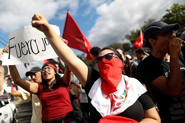 A população de Honduras foi às ruas do país denunciar a possível fraude nas eleições e exigir a saída do presidente Juan Orlando Hernández