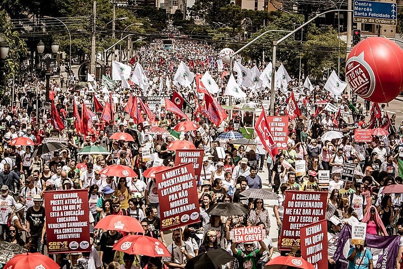 A multidão gritava palavras de ordem contra o governo golpista de Michel Temer (PMDB) e também contra o governador Beto Richa (PSDB)
