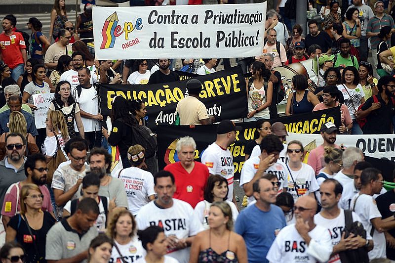 Há vários anos professores e estudantes denunciam política de destruição da educação pública. Nesta foto, manifestação realizada em 2016