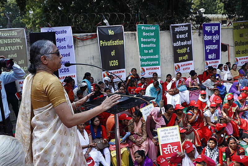 K Hemalata, Presidente do Centro dos Sindicatos Indianos (CITU), discursando na Marcha para o Parlamento por Child Care Workers