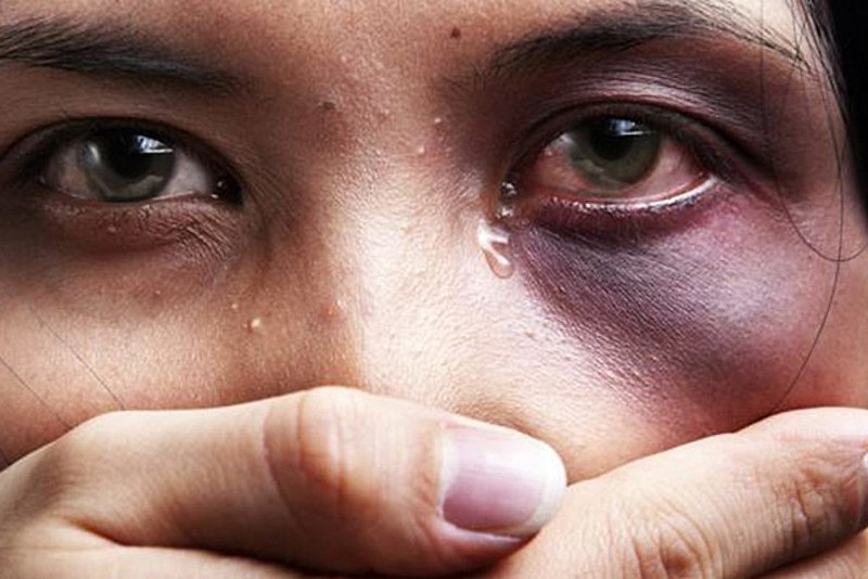 Em 2016, mais de 4.500 mulheres foram assassinadas. O Disque 180 é nacional e orienta as mulheres em casos de violência.