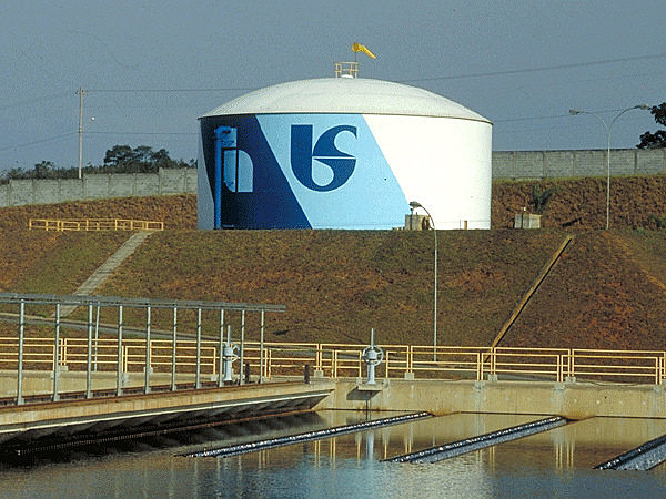 Sabesp, sociedade anônima de capital misto, é responsável pelo tratamento de água e esgoto em todo o Estado de SP