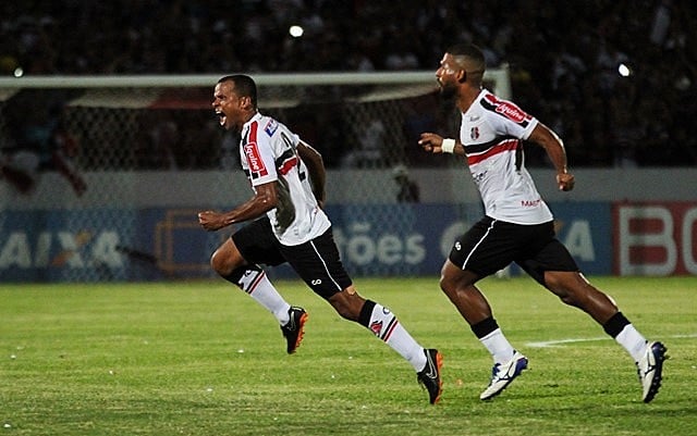 Lateral-direito Vitor foi o autor do golaço de falta que deu a vitória ao Tricolor. O desafio agora é se defender