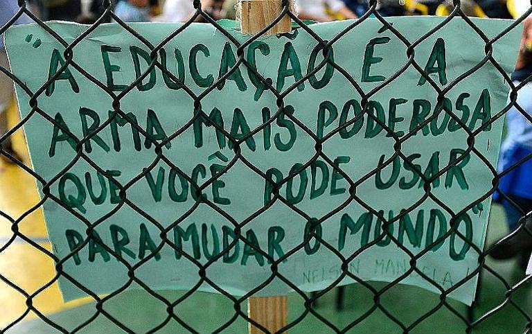 A Procuradoria afirma que as leis violam o direito à educação, a liberdade de ensino e o direito da criança, do adolescente e do jovem.