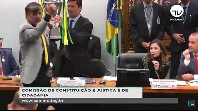 Durante sabatina na Câmara Federal, ministro Sérgio Moro recebe das mãos de Boca Aberta o troféu