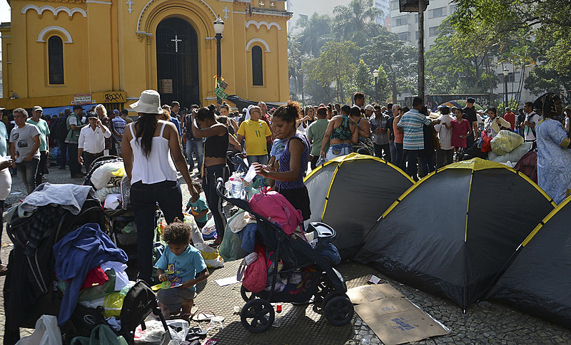 Desabrigados do prédio que desabou no Largo do Paissandu acampam em frente a Igreja Nossa Senhora do Rosário dos Homens Pretos
