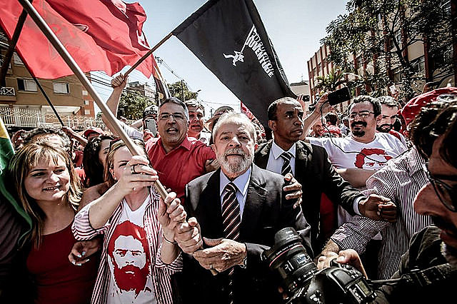 Lula fue recibido por manifestantes al llegar al edificio de la Policía Federal para rendir declaraciones