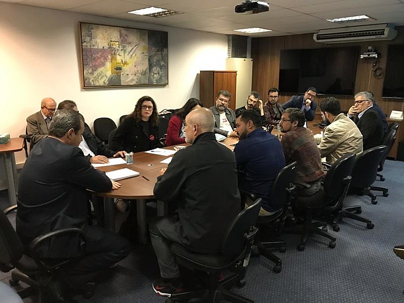 Além da reposição salarial, querem contratação de profissionais que fizeram concursos e retirada da proposta da Lei Geral das Universdades