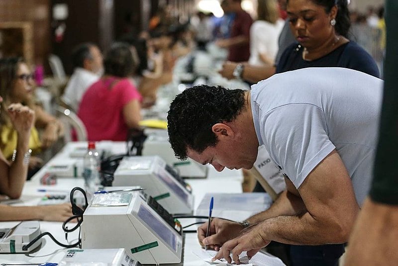 Mais de cinco milhões de catarinenses vão às urnas escolher presidente e governador neste domingo (28)