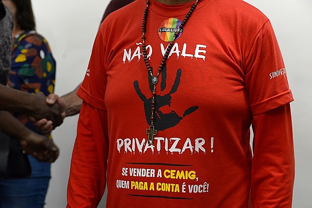 Parlamentares, movimentos sociais, sindicatos e eletricitários se reuniram em audiência pública na ALMG na terça (20)