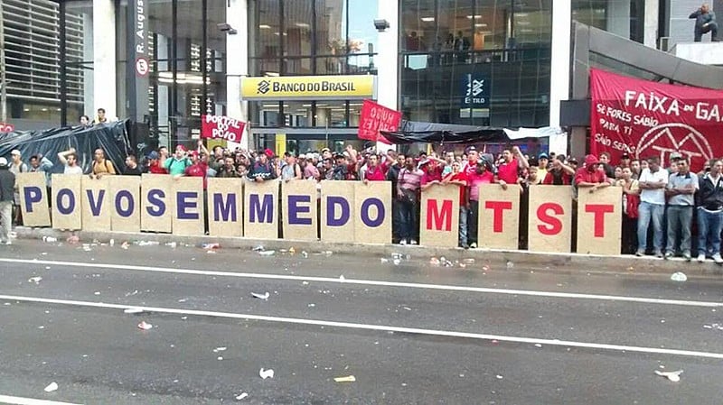 Militantes sem-teto manifestam por moradia e contra governo de Michel Temer
