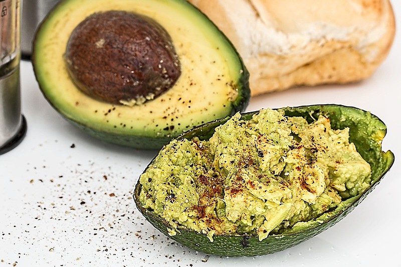 O abacate é rico em vitamina E, que traz benefícios anti-inflamatórios