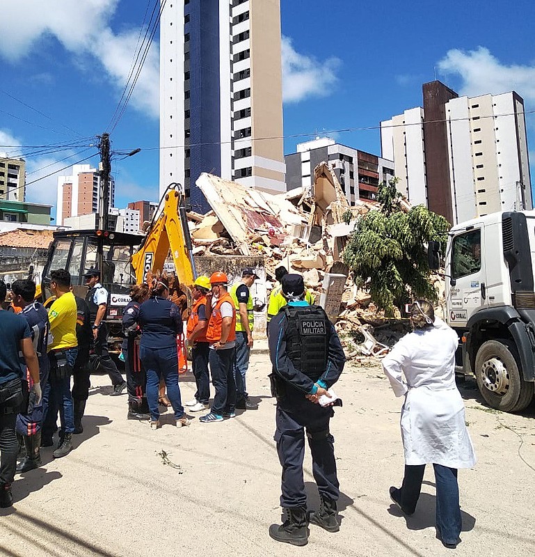 Até o momento dois moradores já foram resgatados com vida
