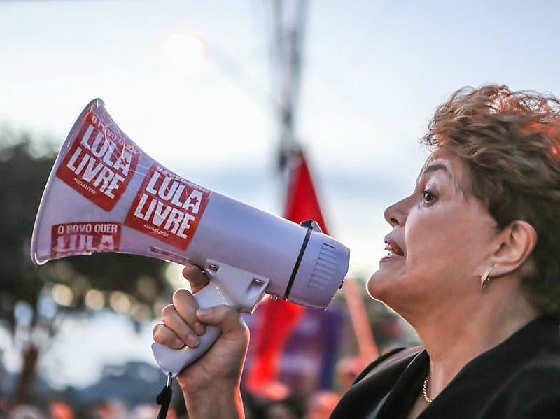 Ex-presidenta em visita à Vigília Lula Livre no último dia 31