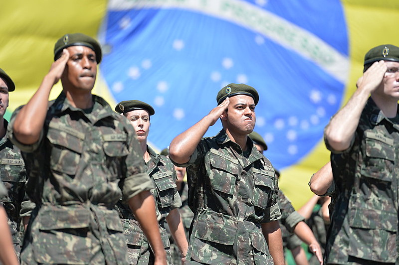 Exército brasileiro com bandeira do Brasil ao fundo