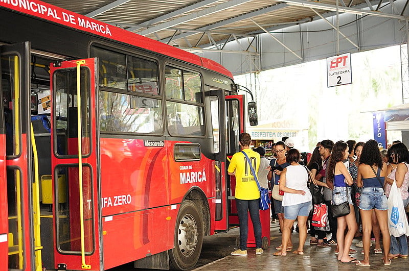 No interior do Rio de Janeiro, os "vermelinhos" de Maricá são exemplos de experiências de tarifa zero no transporte