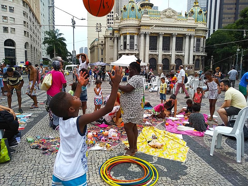Através das trocas de produtos e serviços, a feira tem como objetivos discutir as lutas populares e exercitar novas formas de autonomia