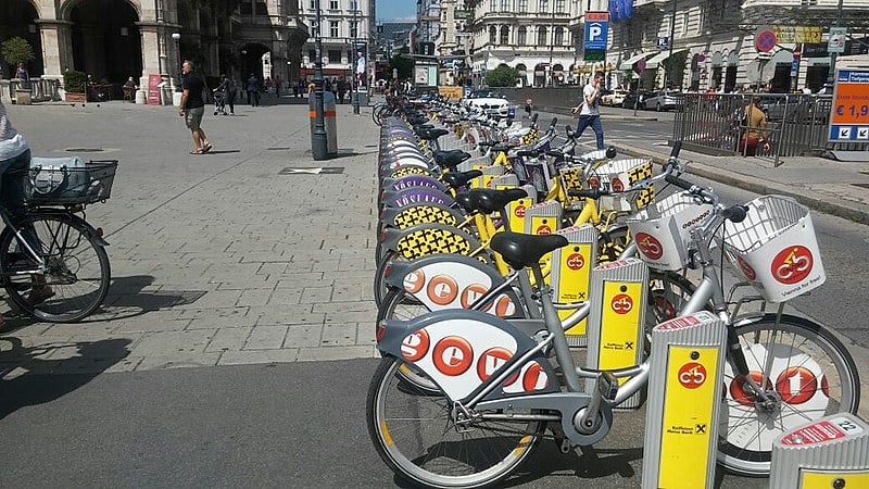 Na capital da Áustria, as bicicletas brilham pelas ruas, entre os carros e os bondes, modernamente conhecido como monotrilhos