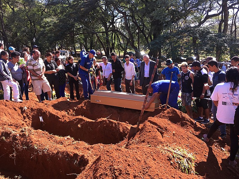 Familiares, vereadores e moradores da Favela do Moinho compareceram ao enterro do jovem Leandro de Souza Santos