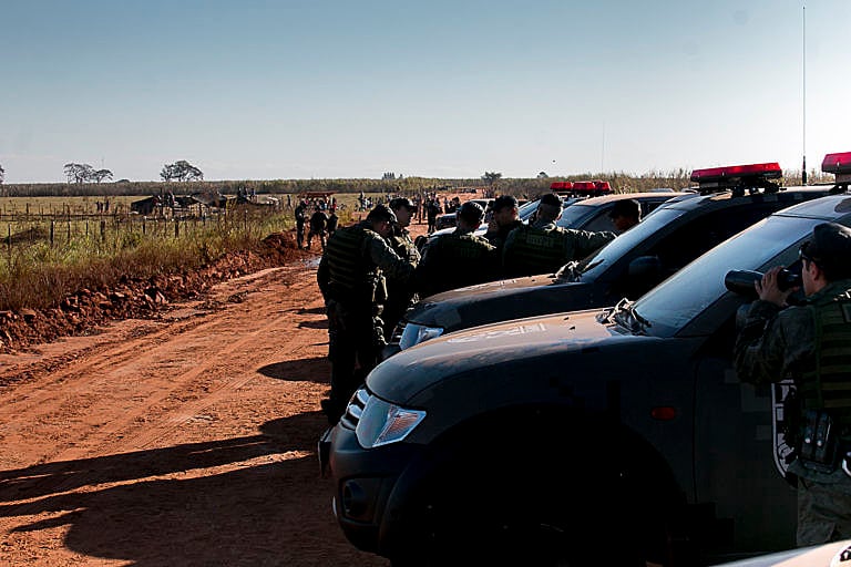 Bloqueio policial na estrada que dá acesso à fazenda em que ocorreu o massacre em Caarapó (MS)