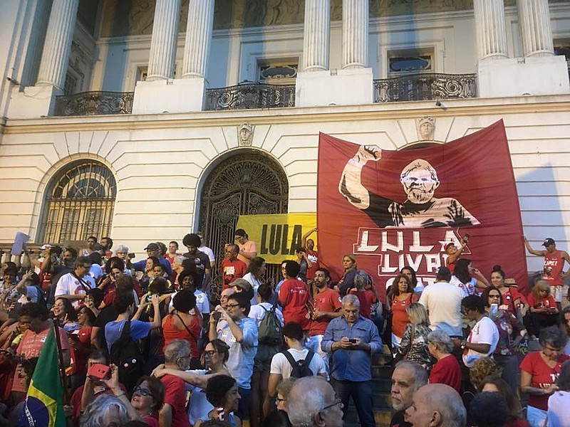 Concentração popular pela liberdade de Lula na Cinelândia, Rio de Janeiro