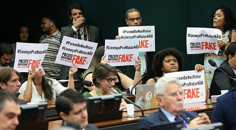 Empunhando cartazes, manifestantes acompanharam a reunião do GT sobre o Pacote Anticrime nesta terça (24), na Câmara