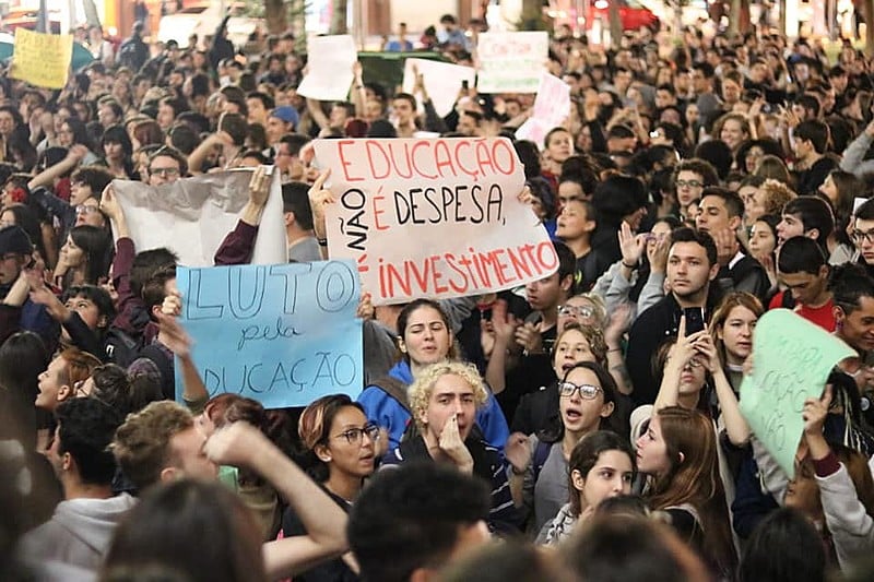5 mil estudantes secundaristas, universitários e de pós graduação percorreram as ruas de Curitiba contra os cortes nas universidades.