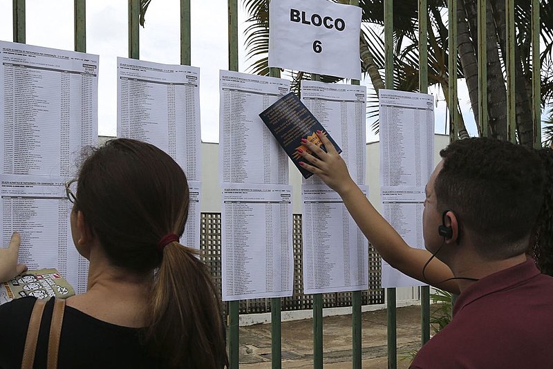 Candidatos aguardam abertura do portões do UniCEUB em Brasília, para o primeiro dia de provas do Enem 2018.