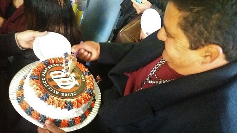 Os fundos do ônibus Curitiba / Itaperuçu são o salão de festas dos passageiros, que comemoram aniversários, despedidas e até chá de bebê