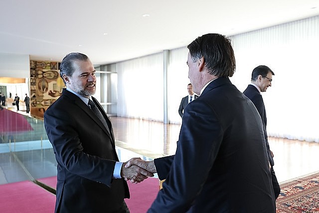 O presidente do STF, Dias Toffoli, cumprimenta Bolsonaro durante encontro que selou o pacto