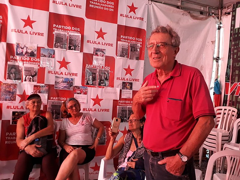 Frei Luiz Favaron em conversa com militantes da Vigília Lula Livre, após visitar o ex-presidente