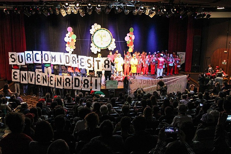 Teatro da reitoria da UFPR ficou lotado na noite desta quinta-feira (29)