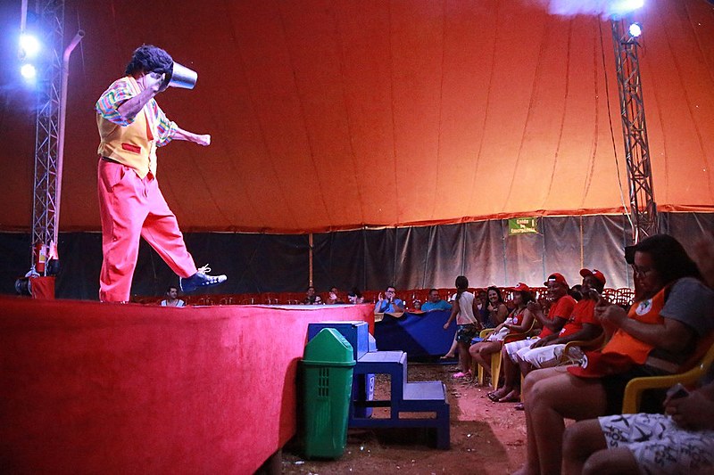Em Sobradinho (DF), sem-terra são convidados para assistir espetáculo de circo