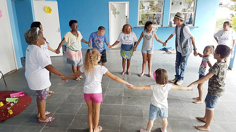 A biblioteca começou com uma salinha pequena cedida pelo centro comunitário, mas a idealizadora buscou parcerias e doações