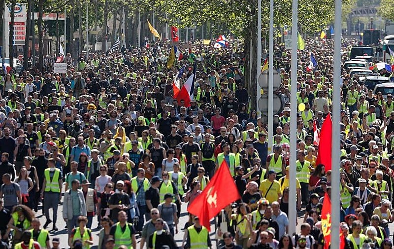 Milhares de manifestantes protestaram em Paris contra as políticas de Emmanuel Macron neste sábado (20); a polícia de Paris reprimiu o ato