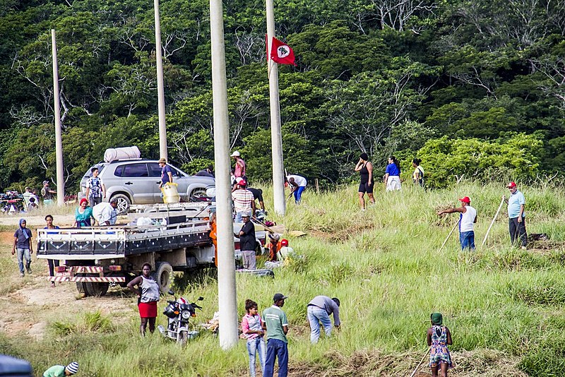 As famílias aguardavam deslocamento para uma nova área quando receberam ordem de prisão da oficial de justiça, segundo informações do MST
