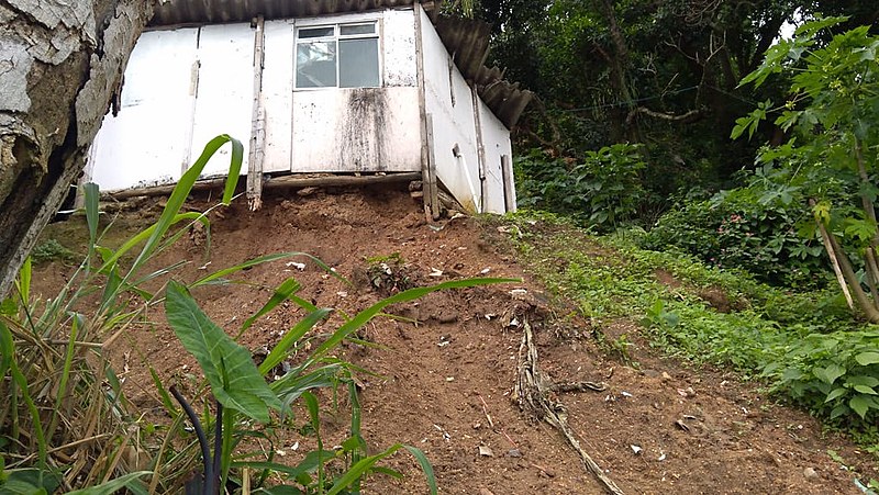 Área do morro conhecida como "Poço" tem barracos construídos com madeira, pau a pique e estuque que correm risco de desabamento