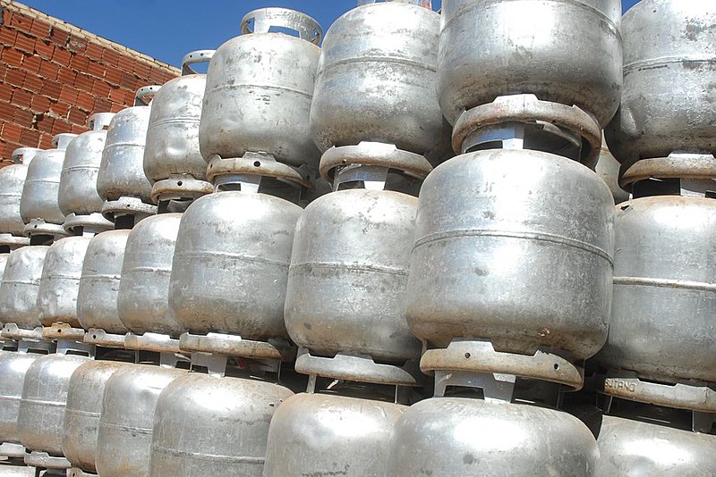 Com aumento do preço final ao consumidor, brasileiros voltaram a utilizar outros combustíveis para cozinhar, como lenha e álcool