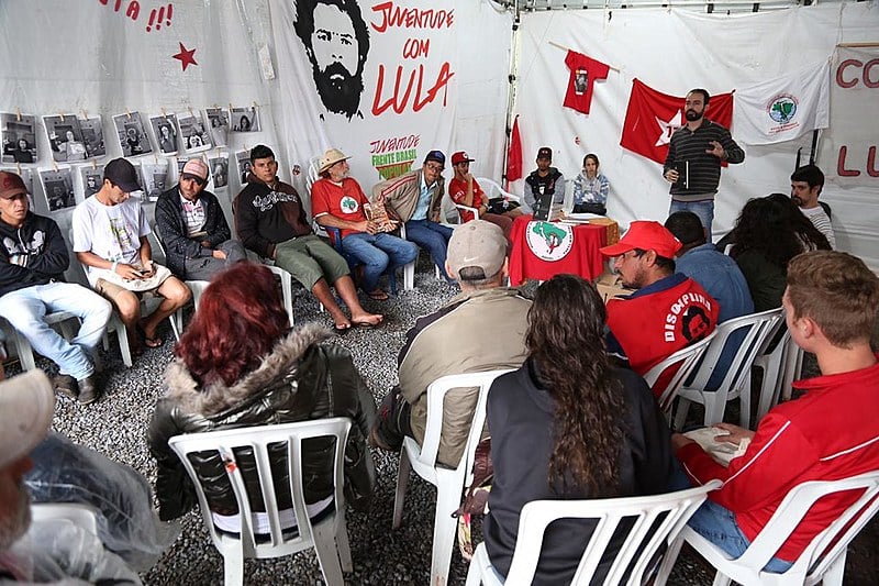 Livro "Dossiê Lava Jato: um ano de cobertura crítica" foi lançado na Vigília Lula Livre, nesta terça (16)