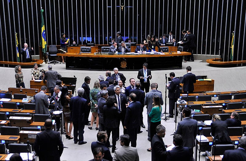 Deputados reunidos em sessão extraordinária nesta terça-feira (13) no plenário da Câmara