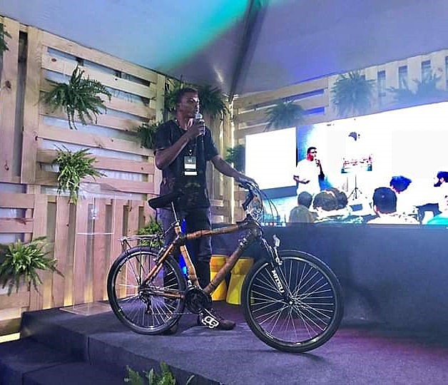 Carlos Leandro Oliveira com a sua bicicleta de bambu durante um evento no Rio